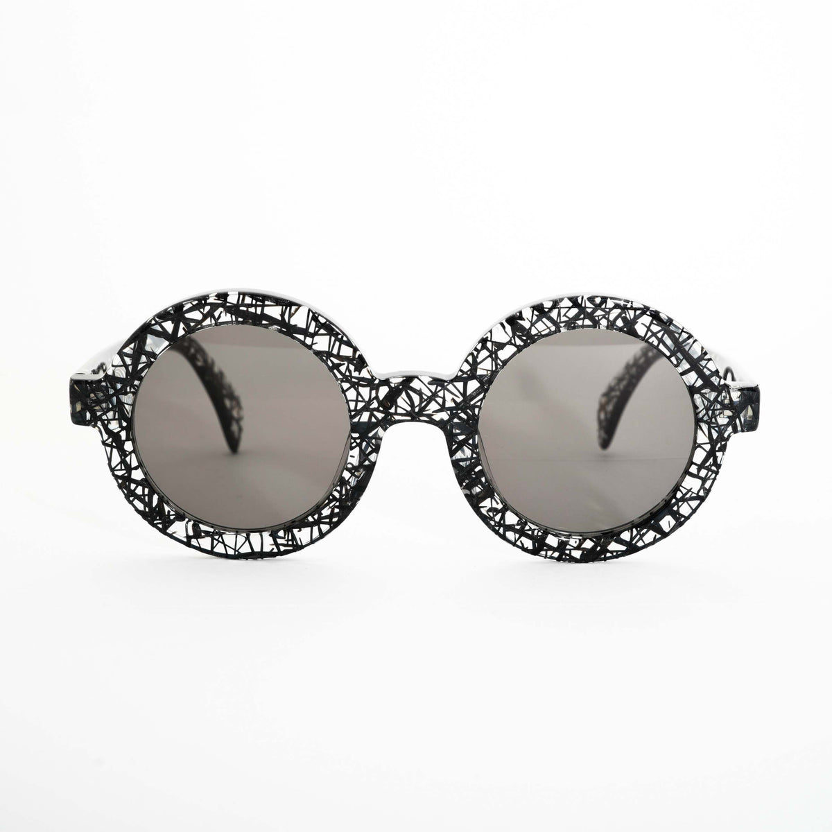 個性豊かな形状のメガネ/サングラスでイメージチェンジ。フレーム形状