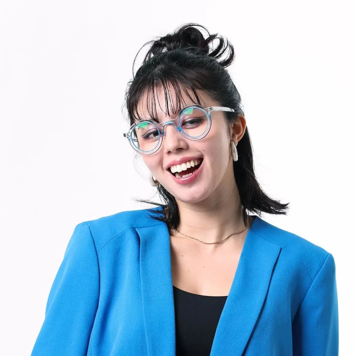 カラーレンズとの相性抜群。サングラスとしておすすめのクリアー