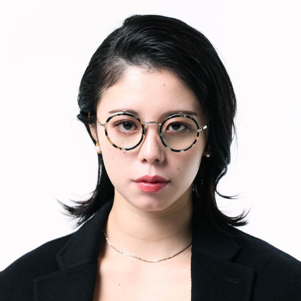 Tradの跳ね上げ式丸眼鏡『Mallow』：機能美を追求したチタン製アイ