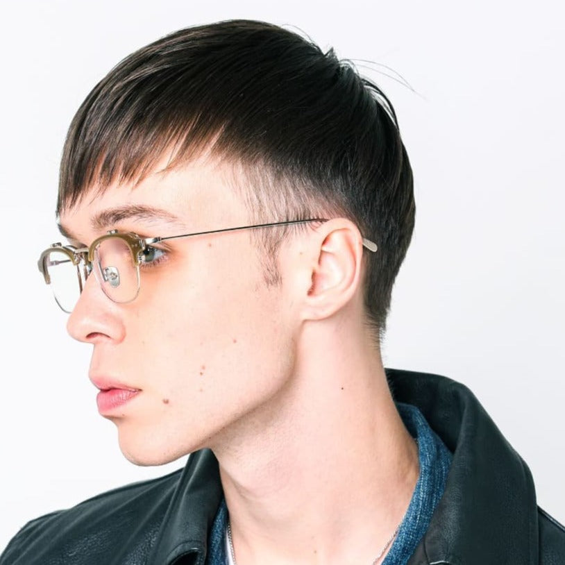 機能美を極めたチタン製跳ね上げメガネ『Yew』の魅力（Trad