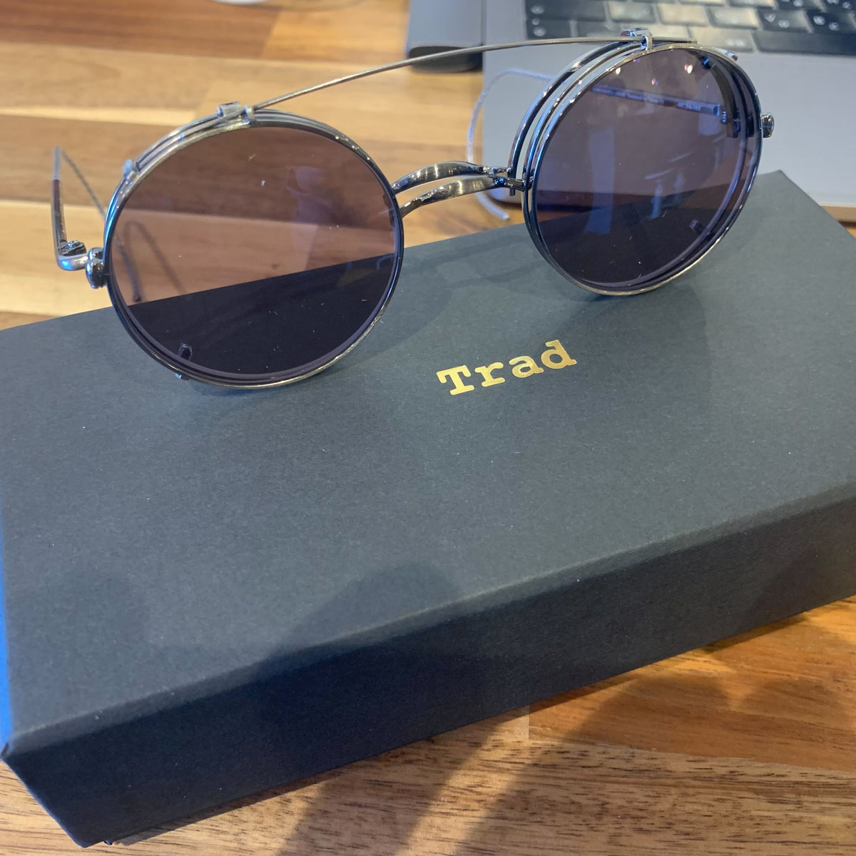 【2022年版】日本製・チタニウム仕様で高級感あるメガネ/サングラス I Trad Eyewear
